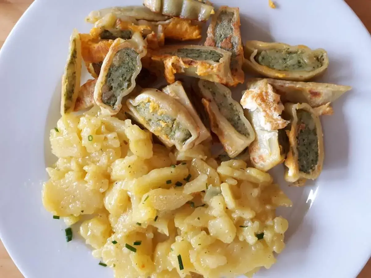 Leckere Maultaschen selber machen Rezept: goldbraun gebratene Maultaschen mit herzhafter Füllung und Kartoffelsalat.
