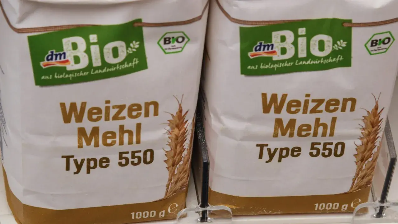 Zwei Säcke Bio-Weizenmehl Type 550, ein vielseitiges Mehl, das sich für viele Backwaren eignet.