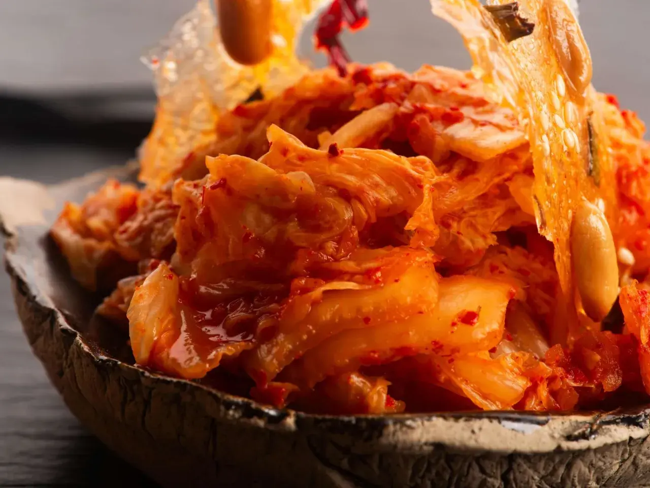 Nahaufnahme von würzigem, fermentiertem Chinakohl, der in einer Schüssel serviert wird. Dieses kimchi ohne fischsauce ist ein Genuss für Veganer.