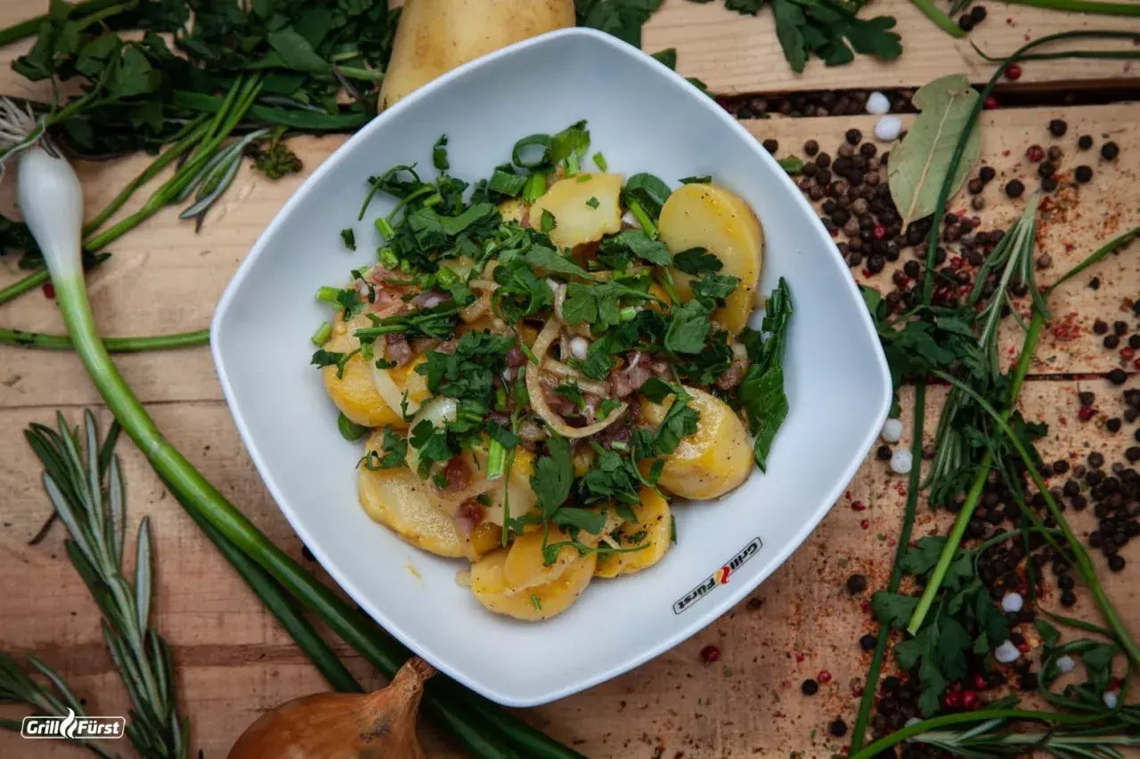 Kartoffelsalat mit Speck und Kräutern. Ob man Kartoffelsalat einfrieren kann, ist fraglich, aber dieser sieht köstlich aus!