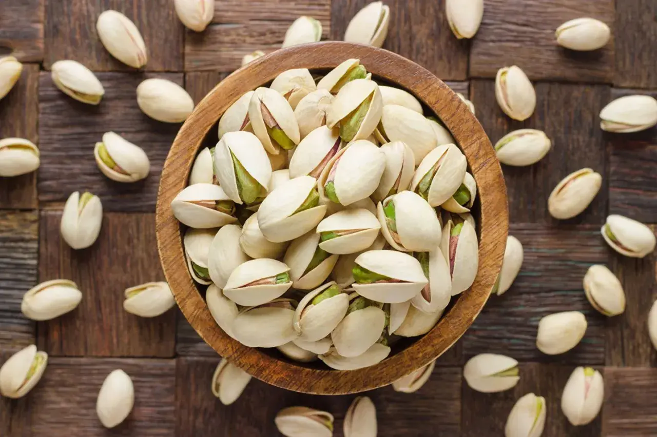 Schale mit Pistazien, die gesunde Omega-3-Fettsäuren liefern.