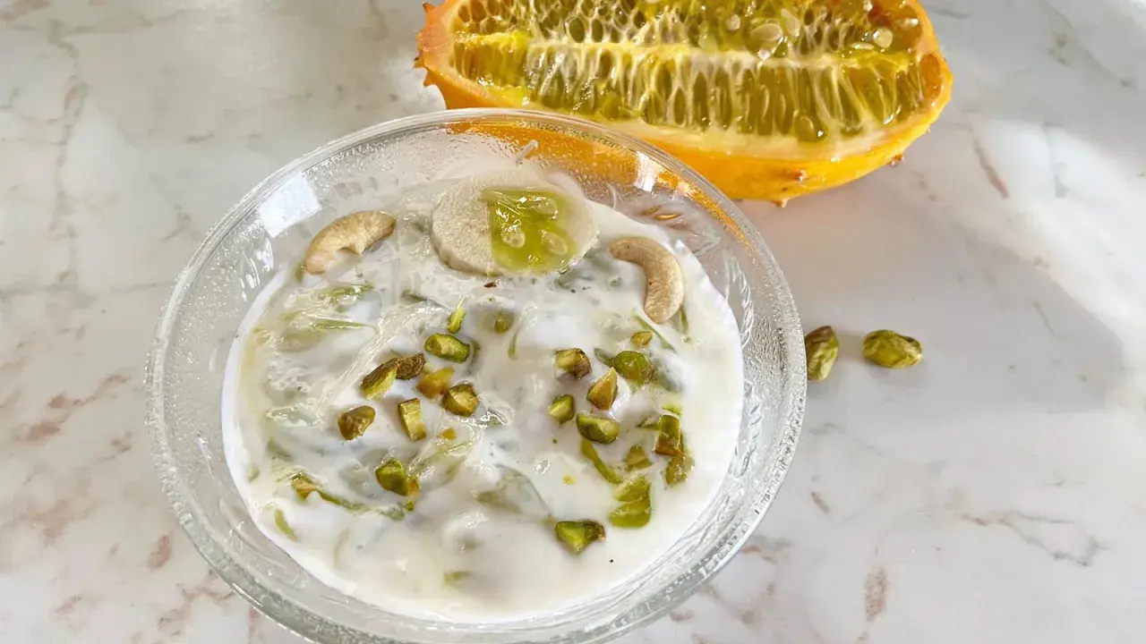 Kiwano-Rezept: Cremiges Dessert mit Banane, Cashews und Pistazien, garniert mit einer halbierten Kiwano-Frucht.
