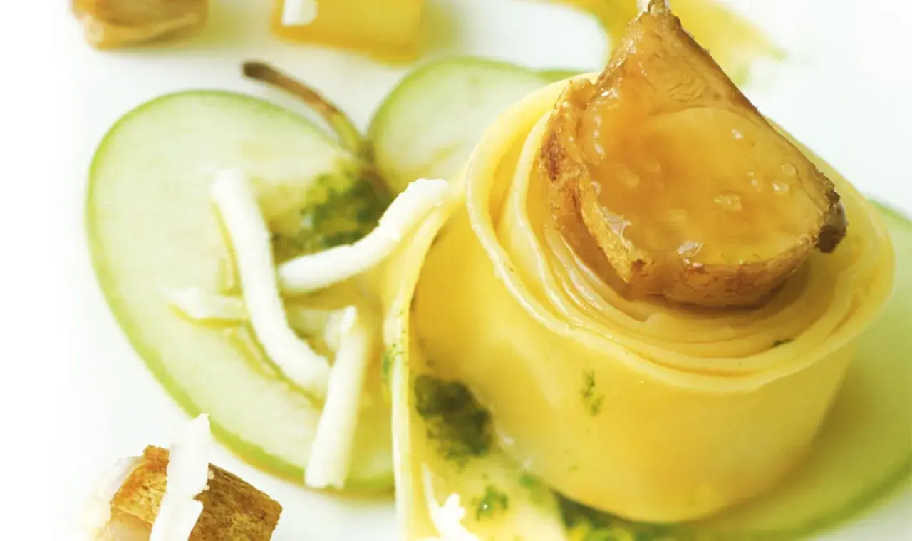De Cecco Pappardelle mit Apfelscheiben, geriebenem Käse und karamellisierten Nüssen.