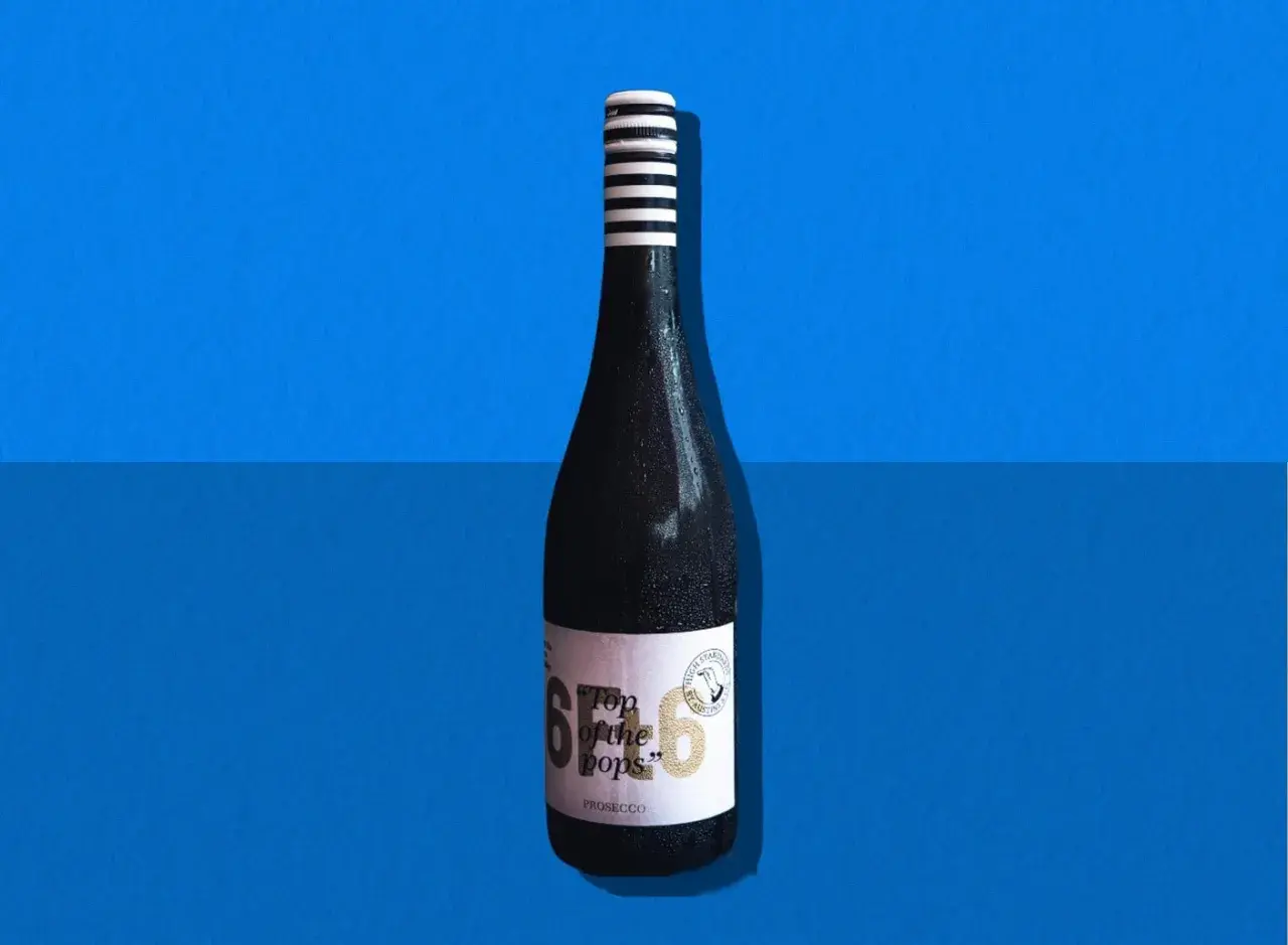Flasche Prosecco mit dem Aufdruck "Top of the pops". Gute wein bewertungen sind hier zu erwarten.