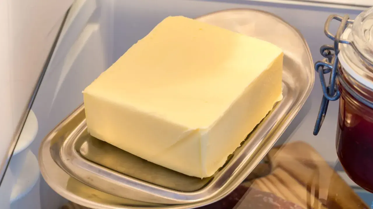 Ein Block Butter auf einem Butterfass im Kühlschrank. Die Frage "wie lange kann man Butter einfrieren?" beschäftigt viele.