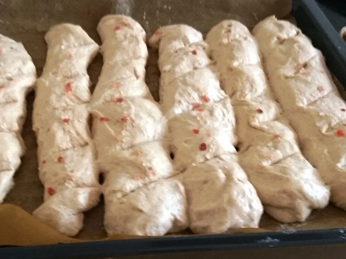 Teiglinge mit roten Sprenkeln, bereit, um Molke weiterzuverarbeiten.