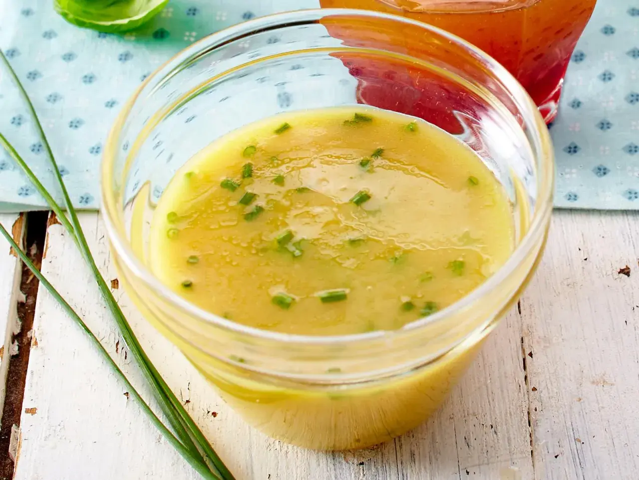 Ein Glas mit cremigem honig-senf-dressing wie im restaurant, garniert mit Schnittlauch.