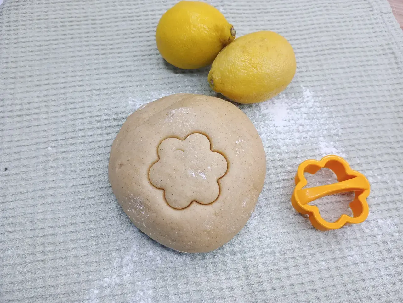 Teig für Canestrini mit Zitronen und Ausstecher in Blumenform.
