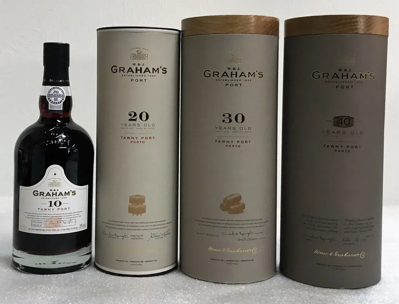 Eine Flasche und drei Röhren mit Graham's Tawny Port, darunter ein 10 Jahre alter roter Portwein.