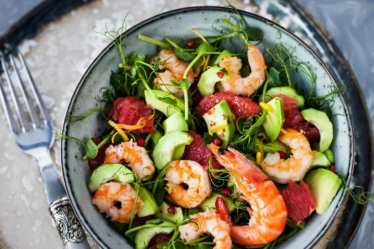 Frischer Salat mit saftigen Garnelen roh essen, Avocado, Grapefruit und zarten Sprossen. Ein Genuss!