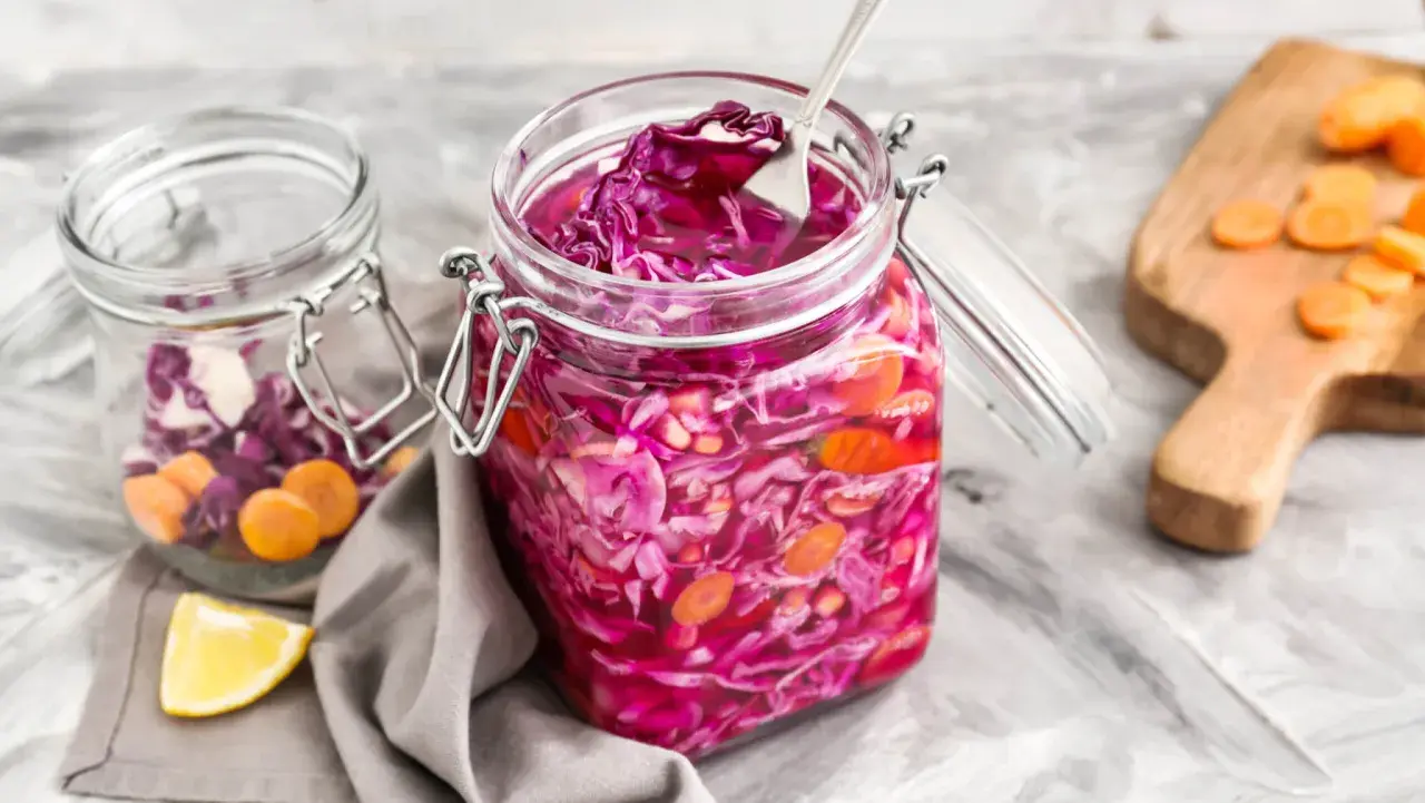 Fermentierter Rotkohl in Gläsern. Woran erkennt man das Rotkohl schlecht ist? Anzeichen sind Schimmel, unangenehmer Geruch oder matschige Konsistenz.