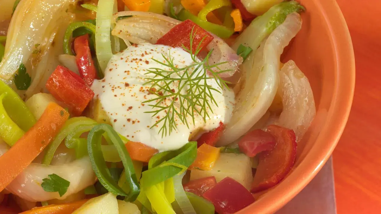 Buntes Gemüse mit Fenchel und Paprika, garniert mit Dill und einem Klecks Joghurt.