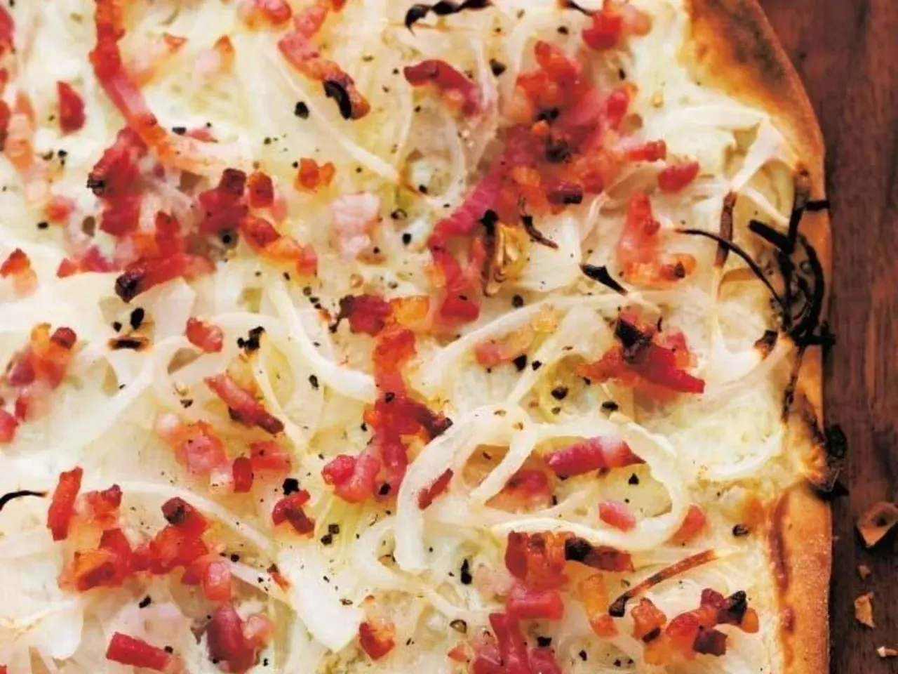 Flammkuchen machen: knuspriger Teig mit Zwiebeln, Speck und einer cremigen Basis. Perfekt zum Teilen!