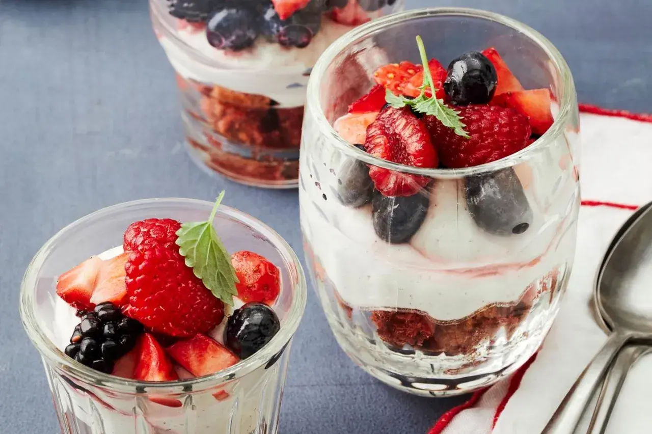 Sommerliche Beeren-Trifle im Glas, ein einfaches und köstliches Dessert.