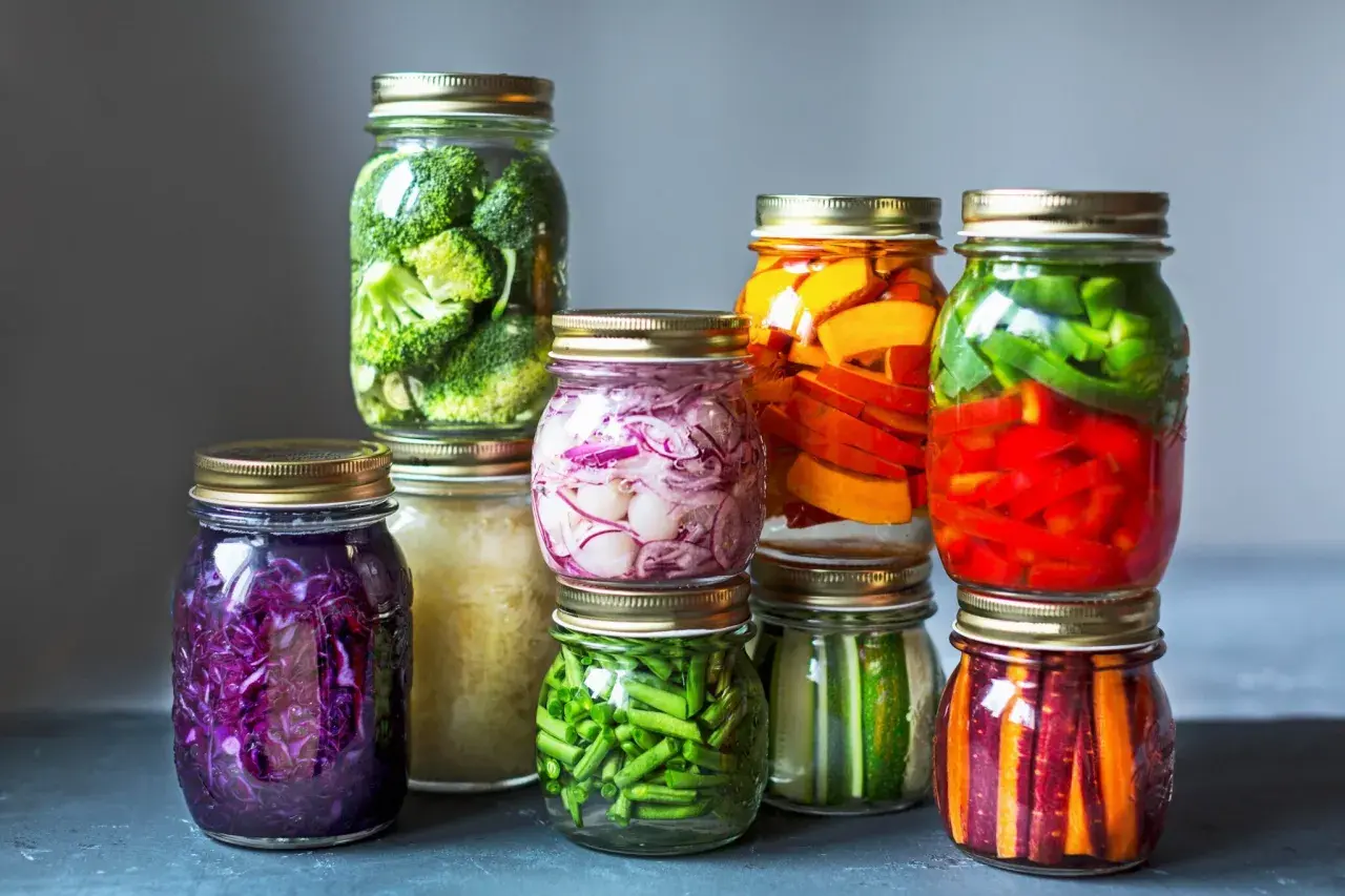 Bunte Vielfalt: Rotkohl, Brokkoli, Kürbis, Paprika, Zwiebeln, Bohnen und Karotten fermentieren im Weckglas.