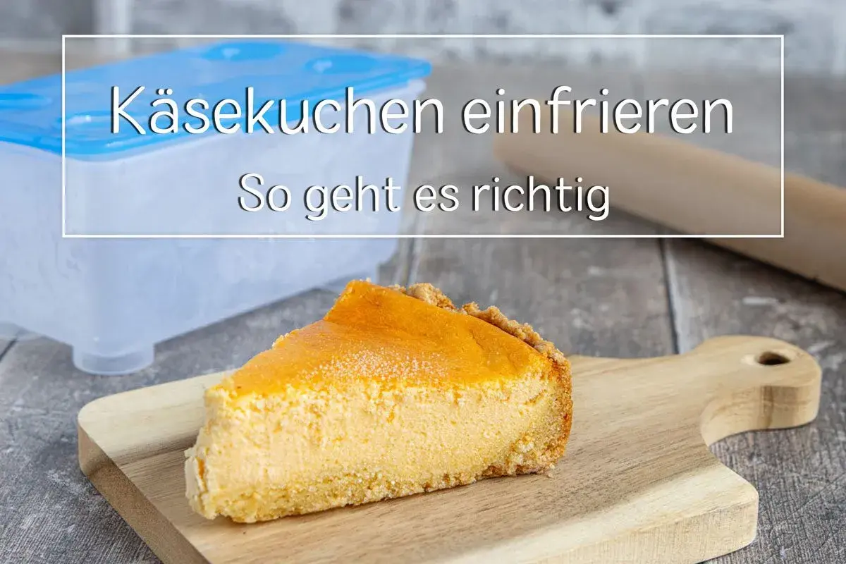 Ein Stück cremiger Käsekuchen auf einem Holzbrett. Daneben ein Behälter, der zeigt, wie man Käsekuchen einfrieren kann, damit er lange frisch bleibt.