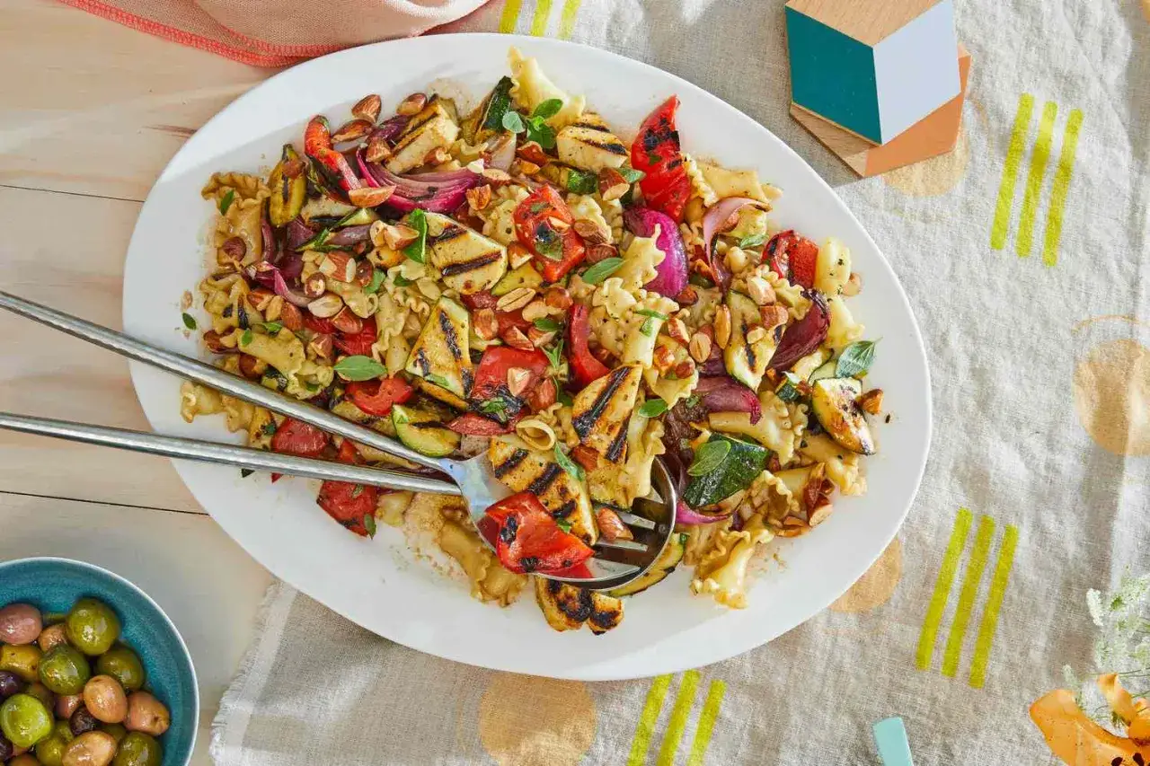 Bunte Nudelpfanne mit gegrilltem Gem&uuml;se und Mandeln &ndash; perfekte Sommer Rezepte Mittagessen.