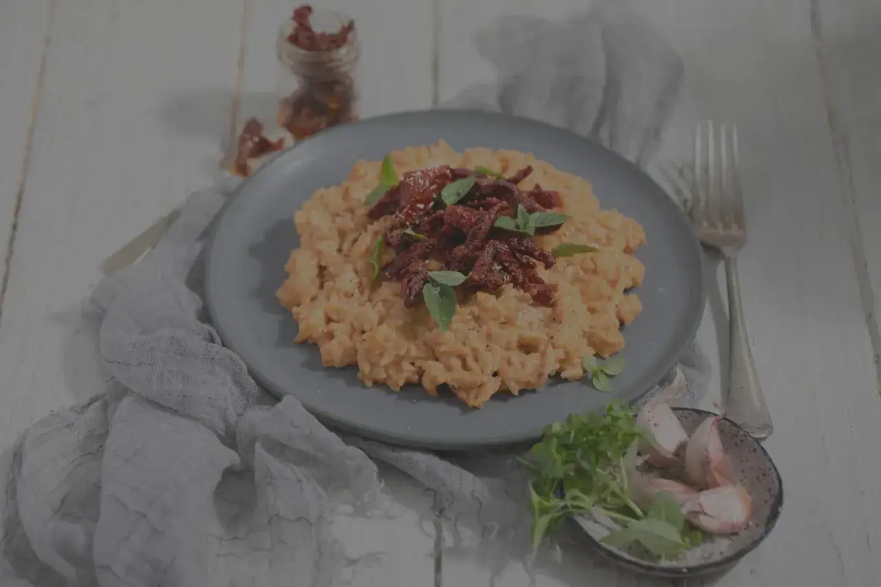 Cremiges Risotto mit getrockneten Tomaten und Basilikum. Man kann Risotto einfrieren, aber die Konsistenz ver&auml;ndert sich.