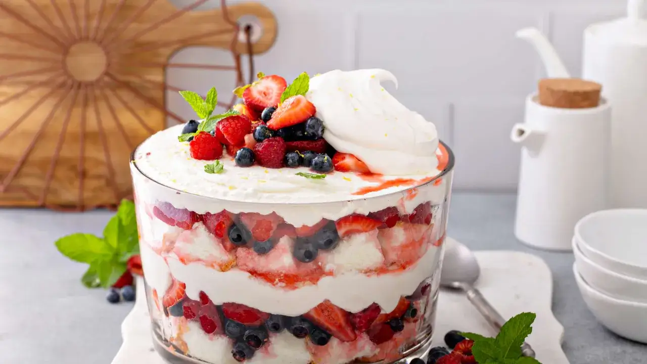 Schicht für Schicht ein Traum: Dieses Beeren-Trifle mit Biskuit und Sahne ist das beste Trifle Rezept für jeden Anlass. Frisch, fruchtig und unwiderstehlich!
