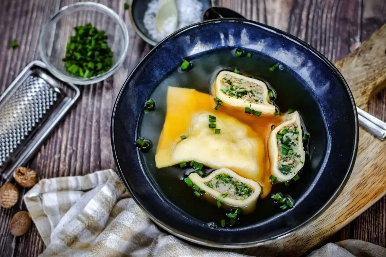 Maultaschen selber machen Rezept: Herzhafte Maultaschen in Brühe, garniert mit Schnittlauch.
