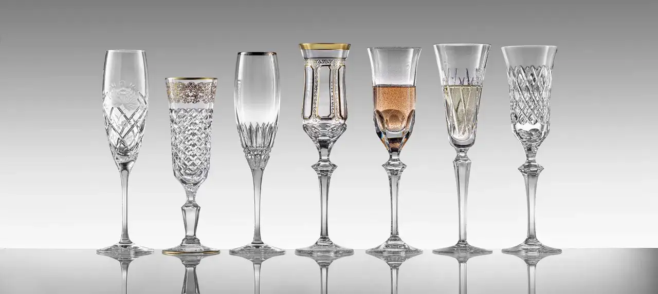 Sieben Sektgl&auml;ser in verschiedenen Designs, einige gef&uuml;llt, zeigen, wie viel in ein Sektglas passt.