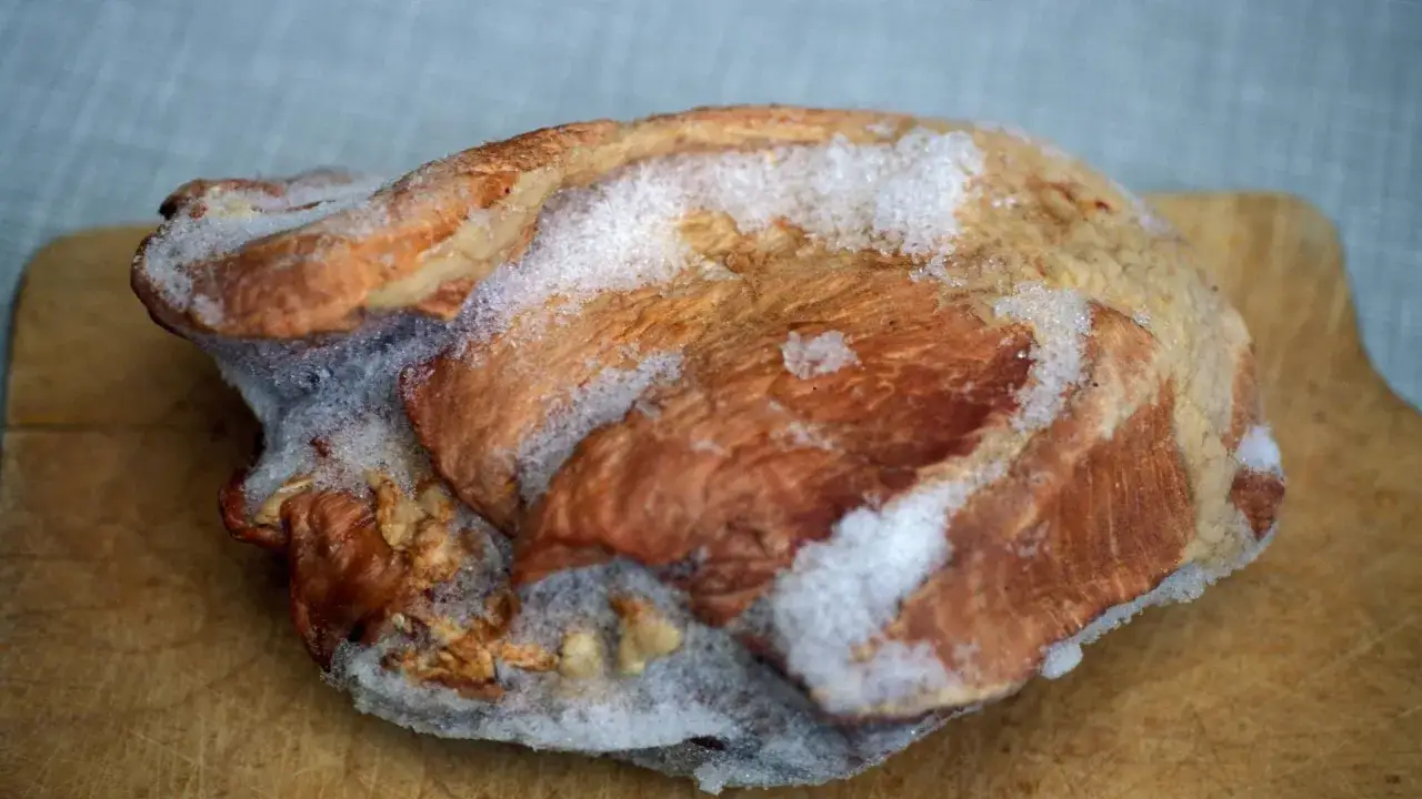 Gefrorenes Fleisch mit Eiskristallen, ein m&ouml;glicher Nachteil beim Schockfrosten.