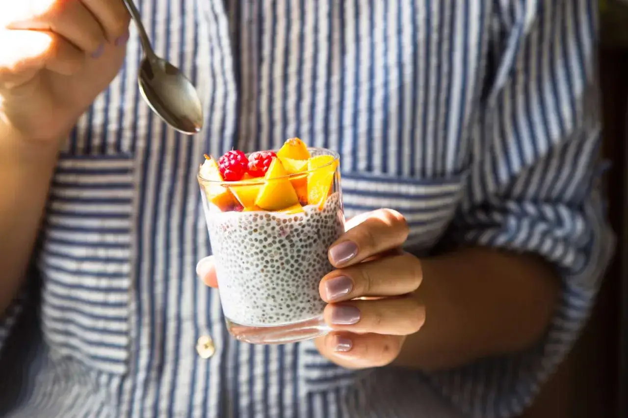 Chia-Pudding mit Beeren und Mango im Glas, perfekt als gesunde Snacks zum Mitnehmen.