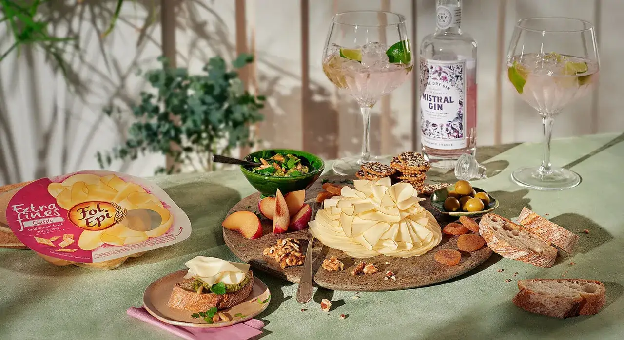 Leckere Snacks zum Aperitif: K&auml;se, Brot, Oliven, N&uuml;sse, Obst und Gin-Cocktails laden zum Genie&szlig;en ein.