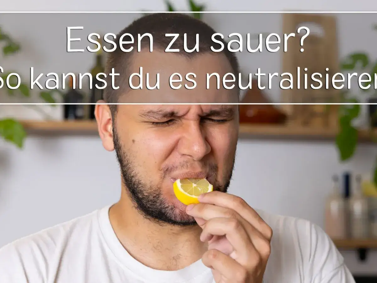 Mann bei&szlig;t in Zitrone, weil das Essen zu sauer ist. Was tun, wenn zu viel Essig im Essen ist?