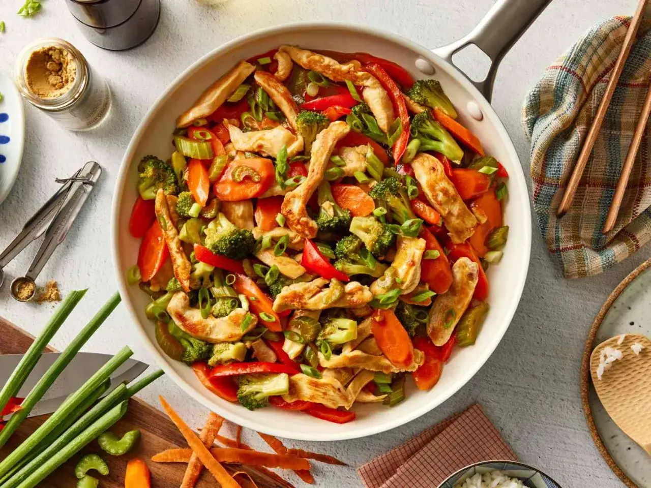Hähnchen-Gemüse-Pfanne, ein schnelles wok pfanne rezept mit Brokkoli, Karotten und Paprika.