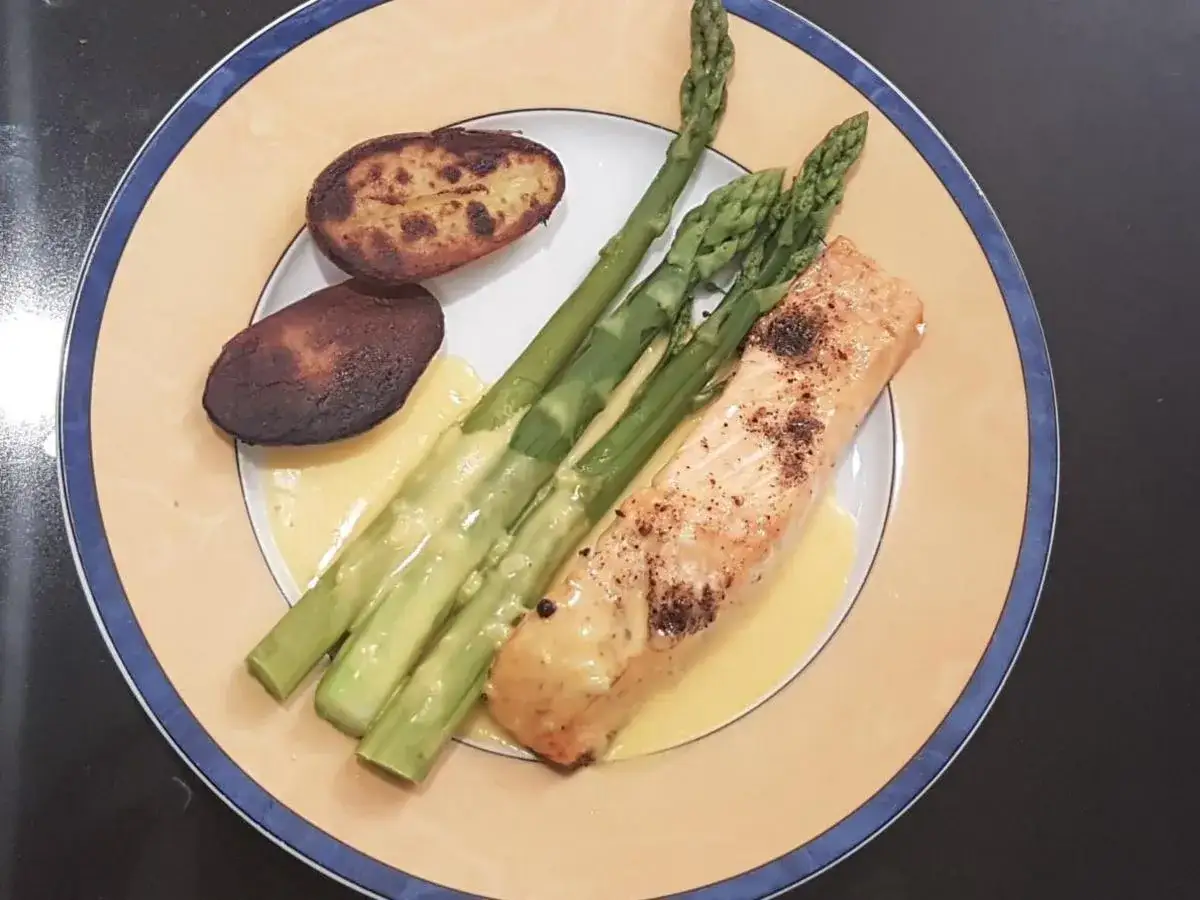 Lachs mit Spargel und Kartoffeln, übergossen mit einer cremigen Hollandaise. Ein köstliches Rezept mit Hollandaise.