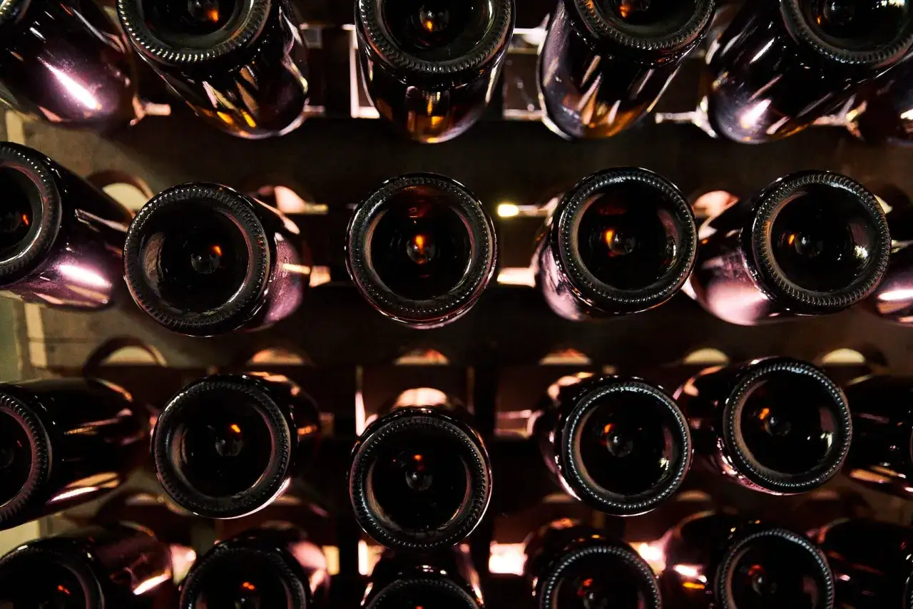 Flaschenreihen im Keller. Die Frage, wie lange kann man Sekt lagern, beschäftigt jeden Genießer.