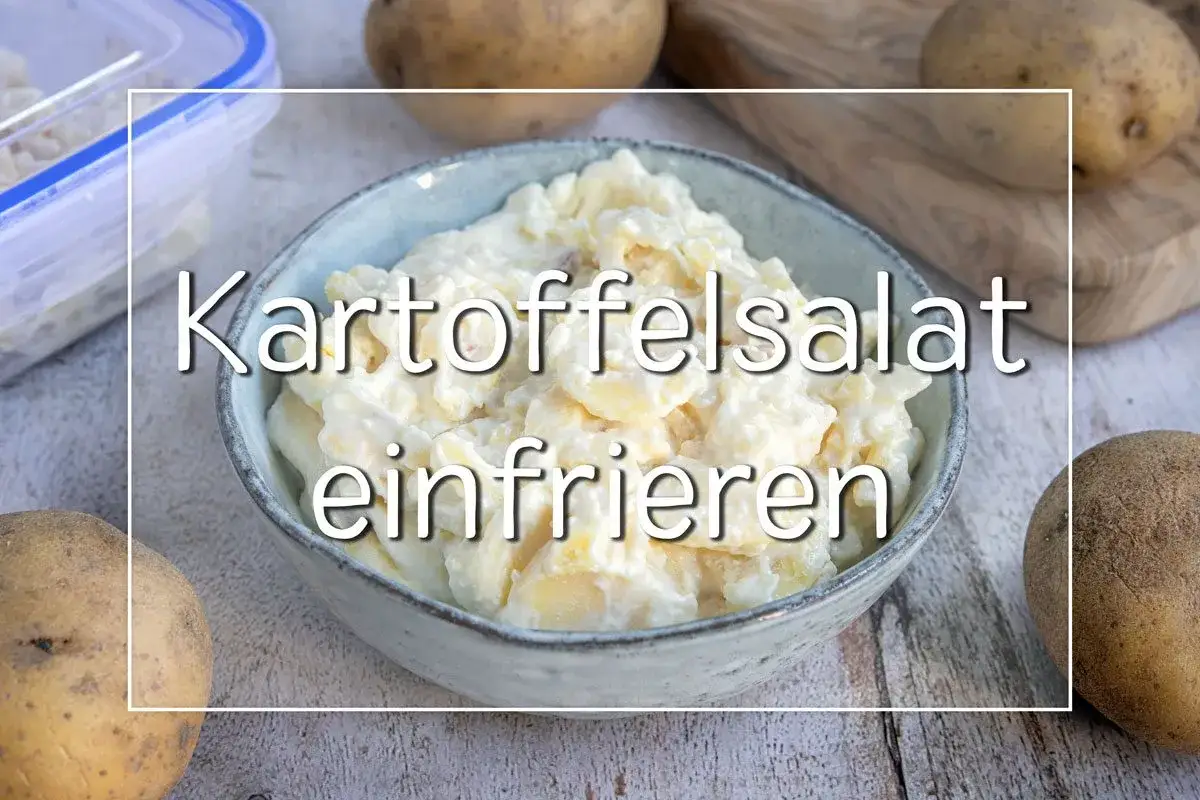 Schmackhafter Kartoffelsalat in einer Schüssel, daneben rohe Kartoffeln. Die Frage: kann man Kartoffelsalat einfrieren?