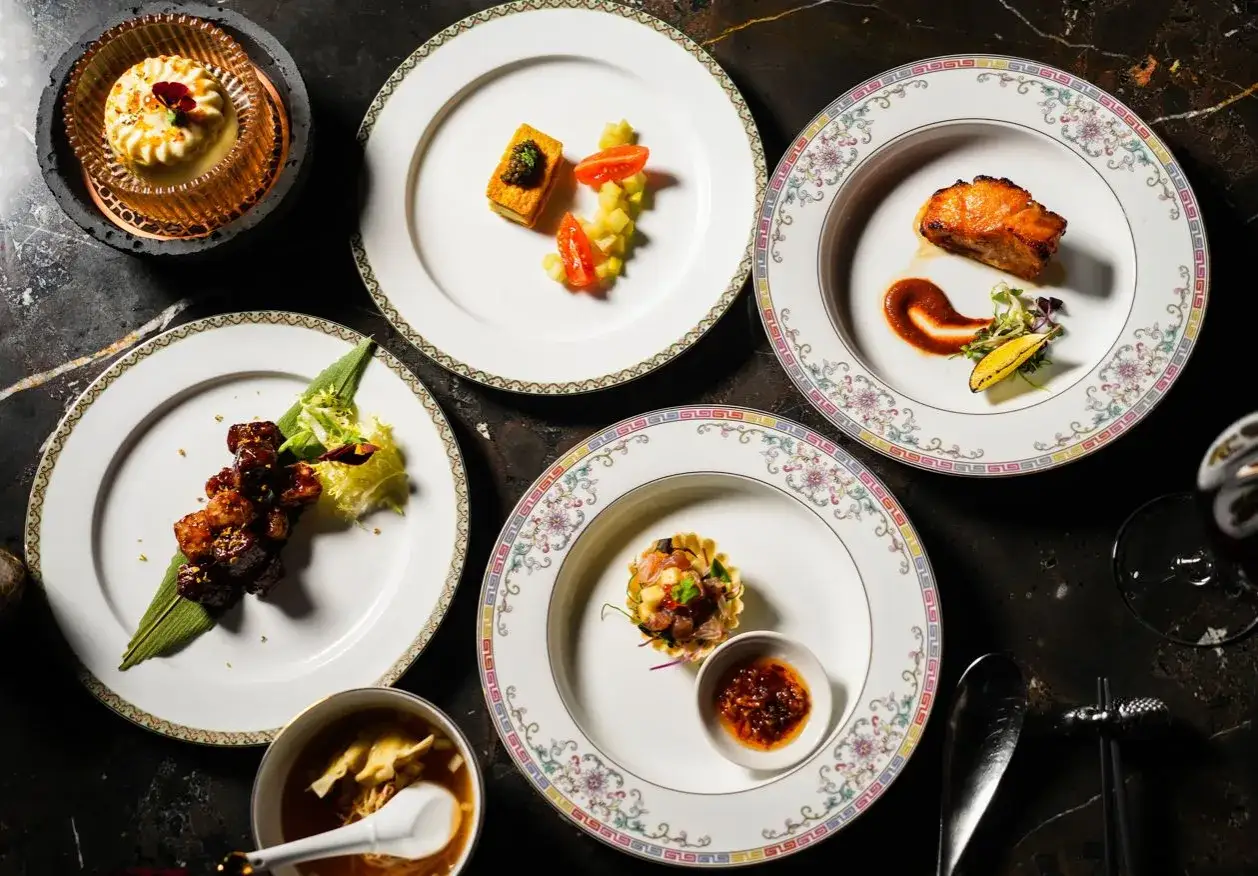 Mehrere exquisite Gerichte, die von der best cook in the world kreiert wurden: Fleischspie&szlig;e, Lachs, Kaviar-H&auml;ppchen und ein Dessert.