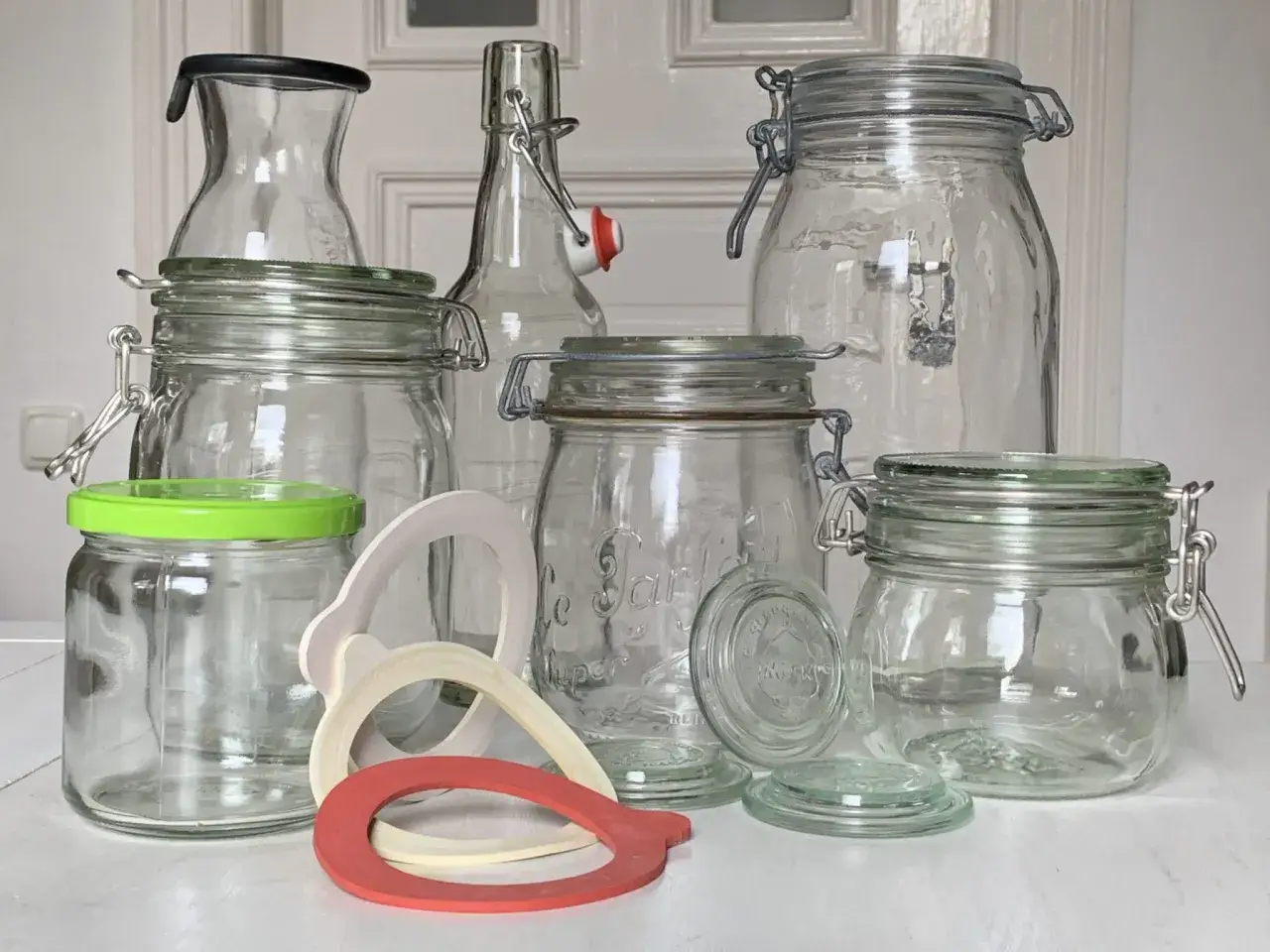 Verschiedene Weckgl&auml;ser und Ersatzringe liegen bereit f&uuml;r das Fermentieren. Ein gr&uuml;ner Deckel und bunte Dichtungsringe versprechen leckere Ergebnisse.