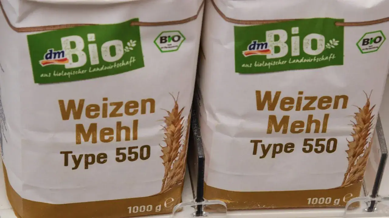 Zwei Säcke Bio-Weizenmehl Type 550, ideal als Allzweckmehl für vielfältige Backideen.